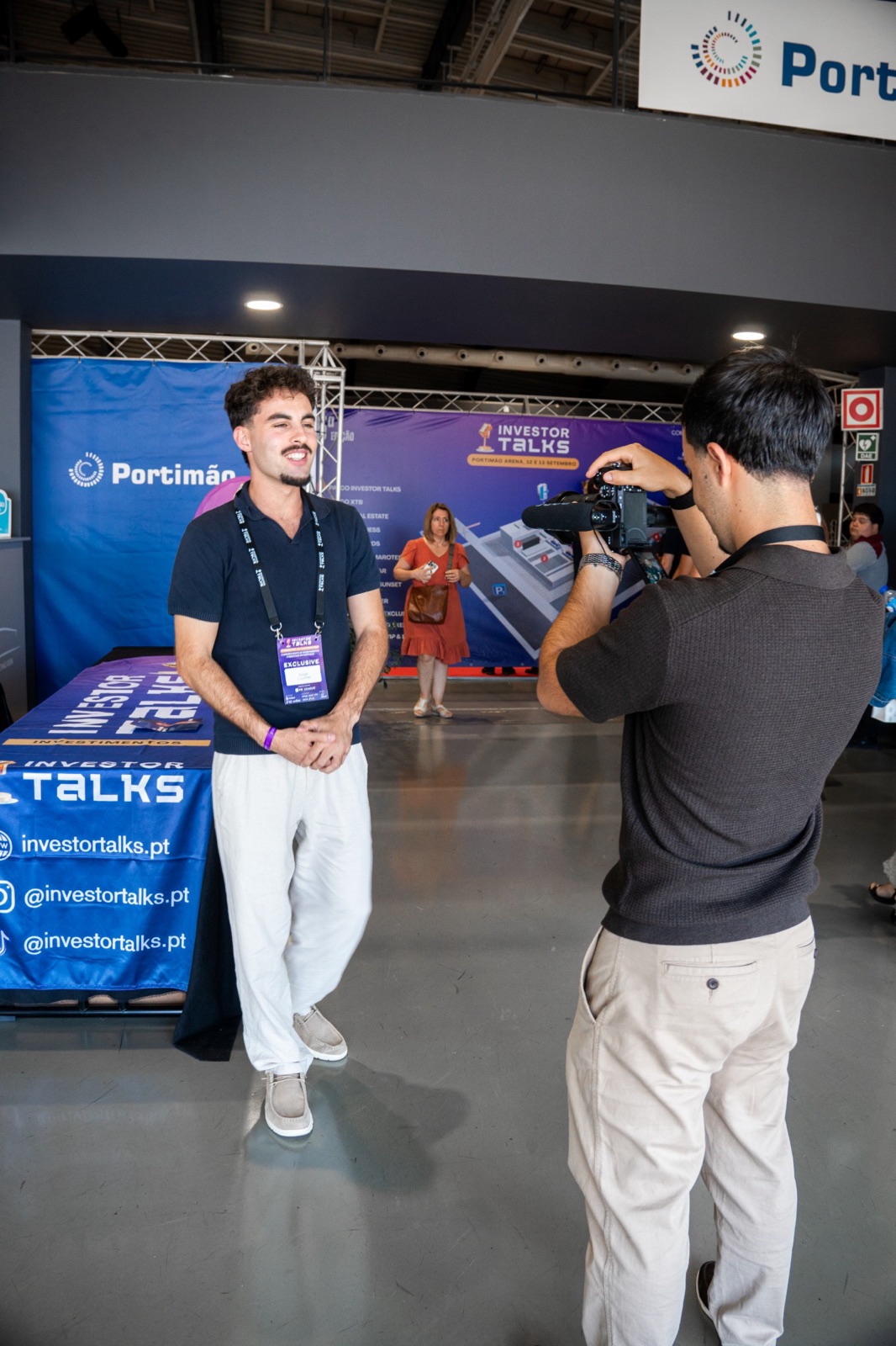 O nosso videógrafo a gravar o Diogo Coutinho no Investor Talks